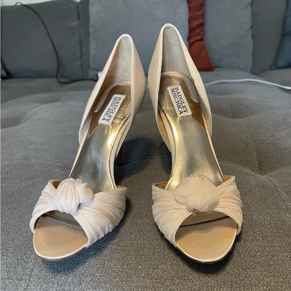 Badgley Mischka Nude Peep-Toe Heels
